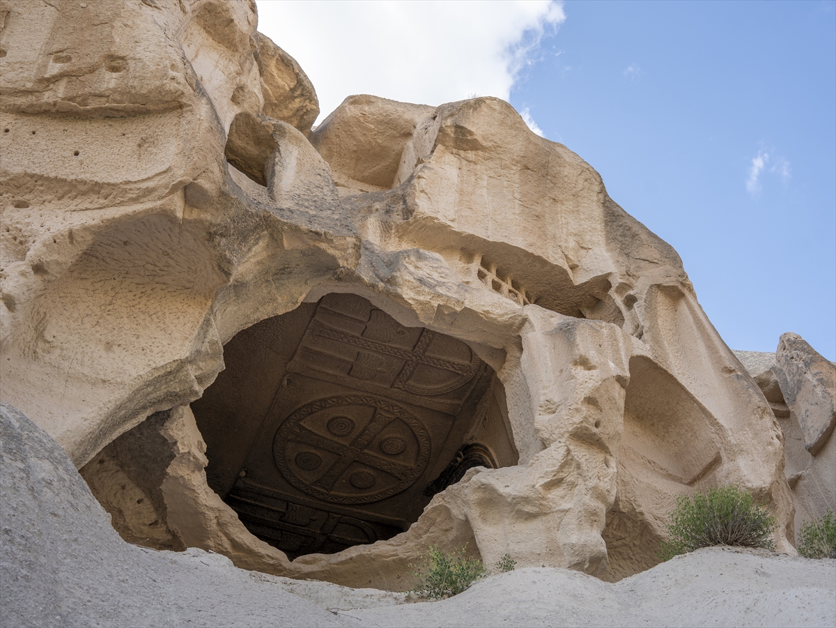Kapadokya, gökyüzüne yükselen balonlarıyla görsel şölen sunuyor