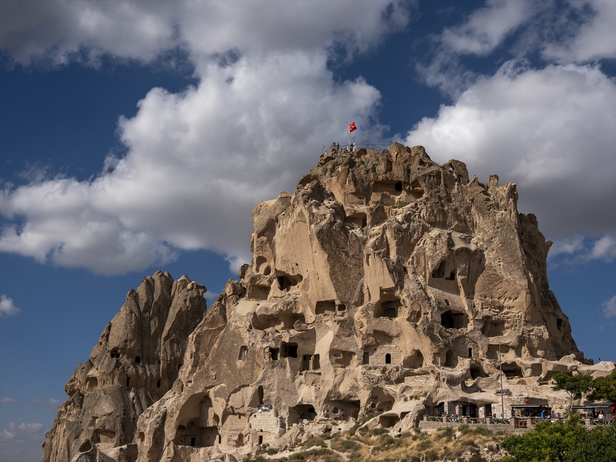 Kapadokya, gökyüzüne yükselen balonlarıyla görsel şölen sunuyor