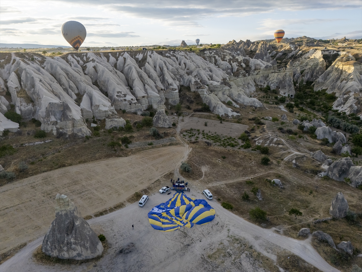 Kapadokya, gökyüzüne yükselen balonlarıyla görsel şölen sunuyor