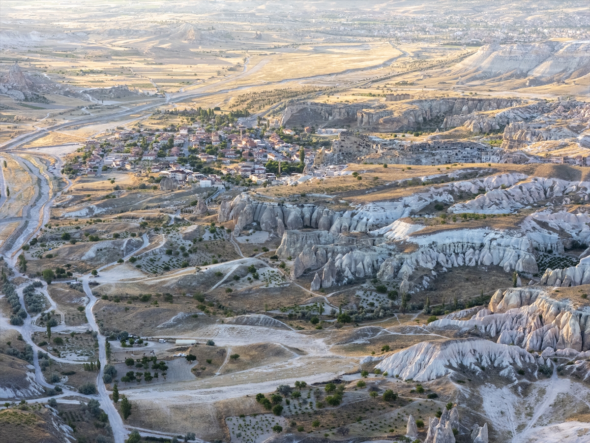 Kapadokya, gökyüzüne yükselen balonlarıyla görsel şölen sunuyor