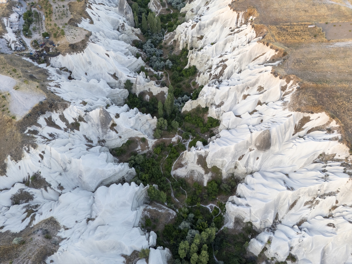 Kapadokya, gökyüzüne yükselen balonlarıyla görsel şölen sunuyor