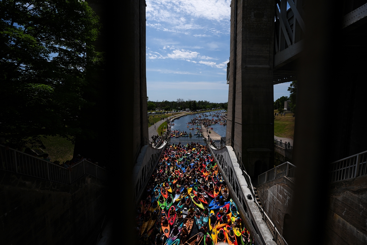 Kanada’da yüzlerce kanocu tarihi kanal kilidinde bir araya geldi