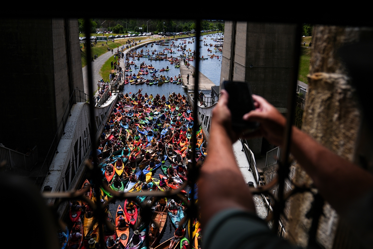 Kanada’da yüzlerce kanocu tarihi kanal kilidinde bir araya geldi