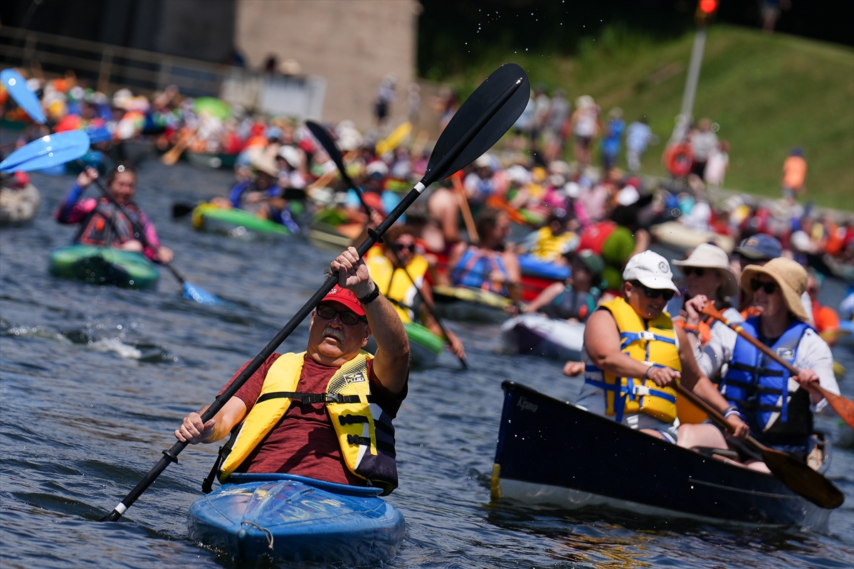 Kanada’da yüzlerce kanocu tarihi kanal kilidinde bir araya geldi