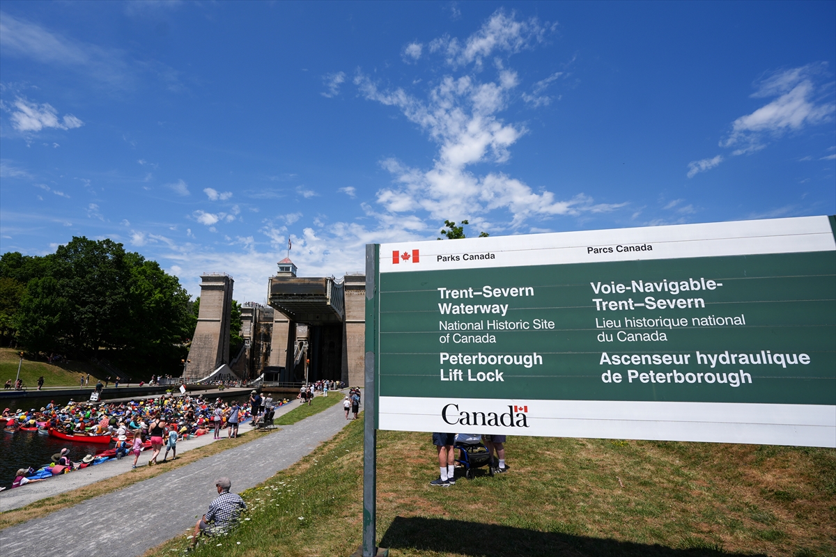 Kanada’da yüzlerce kanocu tarihi kanal kilidinde bir araya geldi