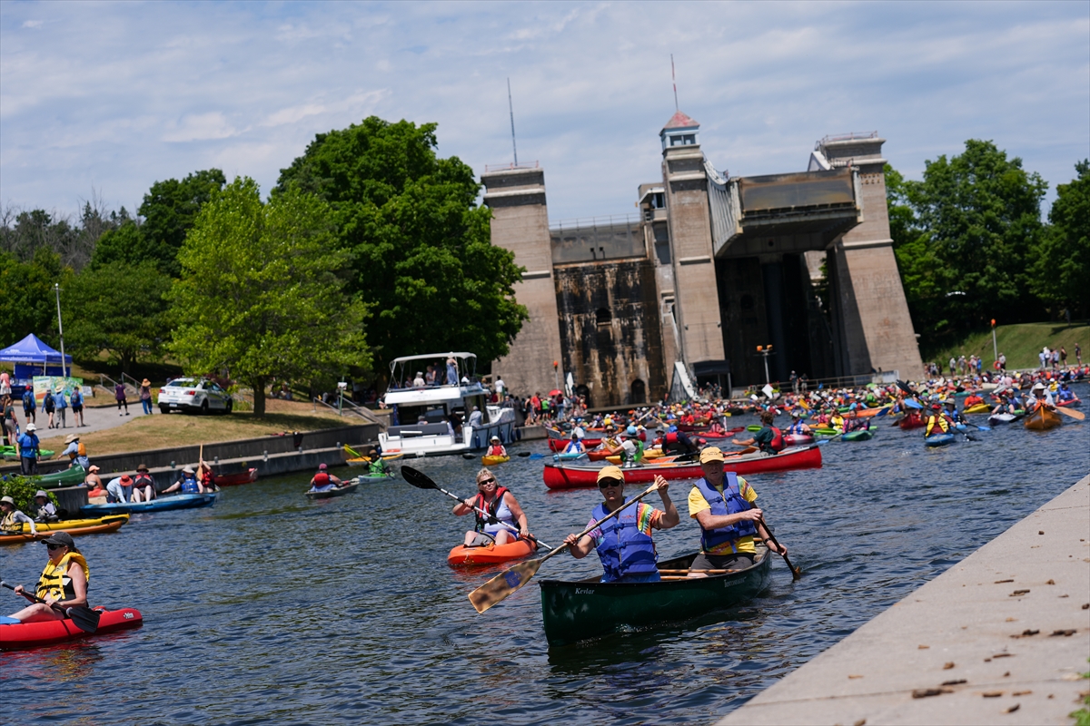 Kanada’da yüzlerce kanocu tarihi kanal kilidinde bir araya geldi