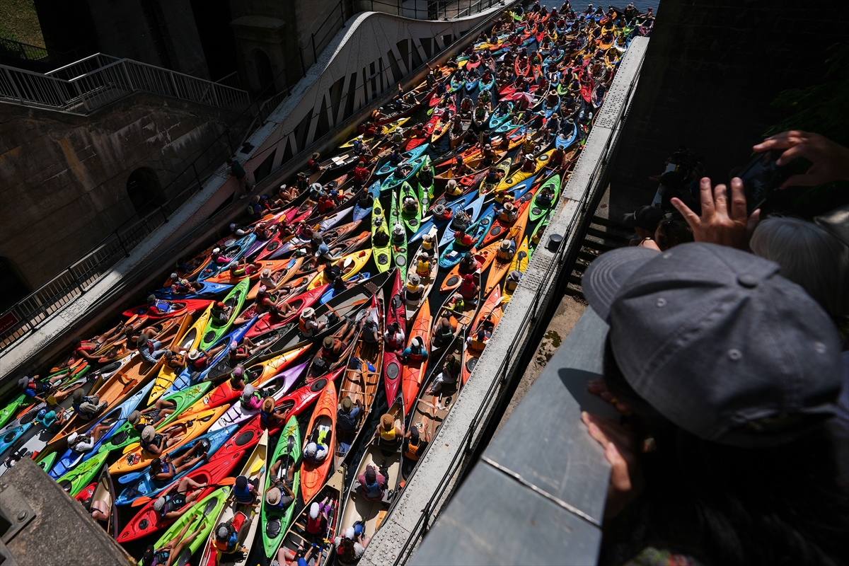 Kanada’da yüzlerce kanocu tarihi kanal kilidinde bir araya geldi