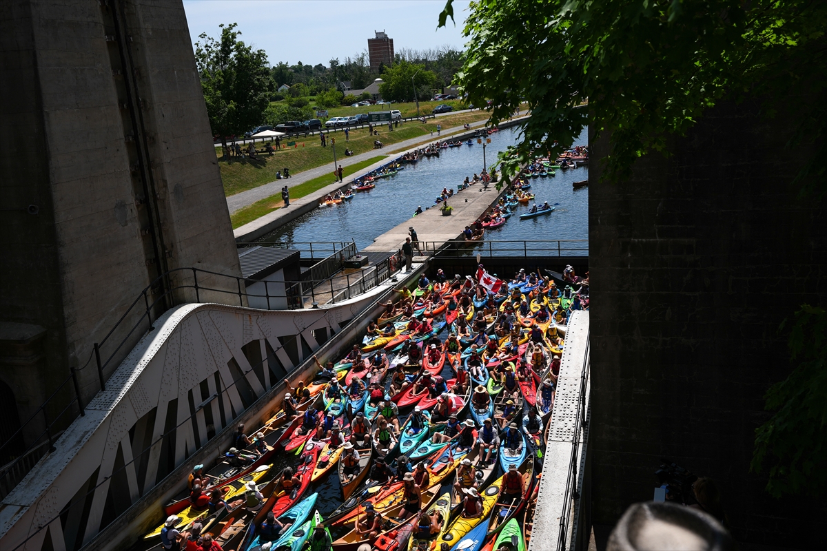 Kanada’da yüzlerce kanocu tarihi kanal kilidinde bir araya geldi
