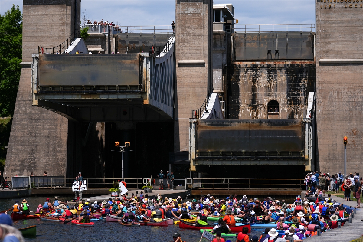 Kanada’da yüzlerce kanocu tarihi kanal kilidinde bir araya geldi