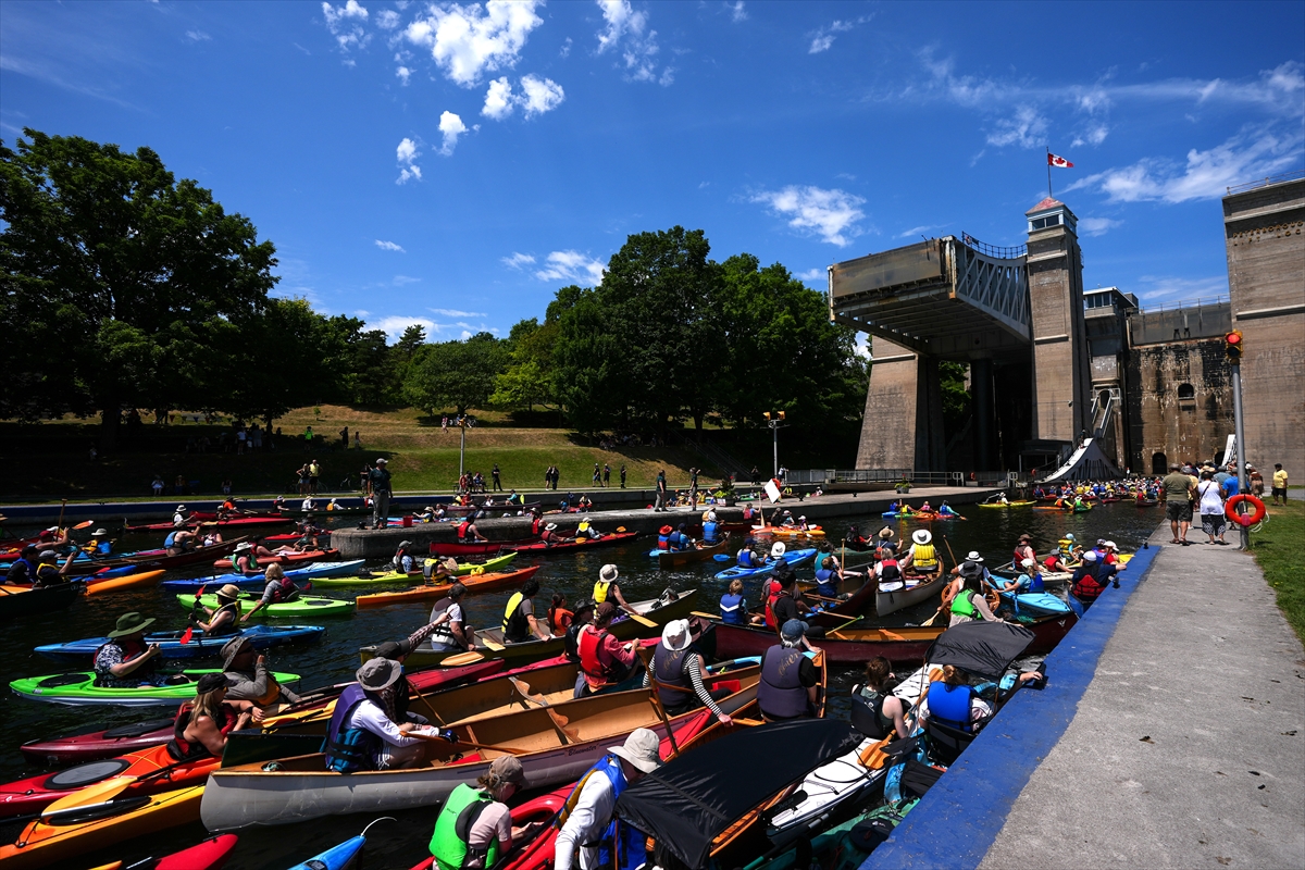 Kanada’da yüzlerce kanocu tarihi kanal kilidinde bir araya geldi