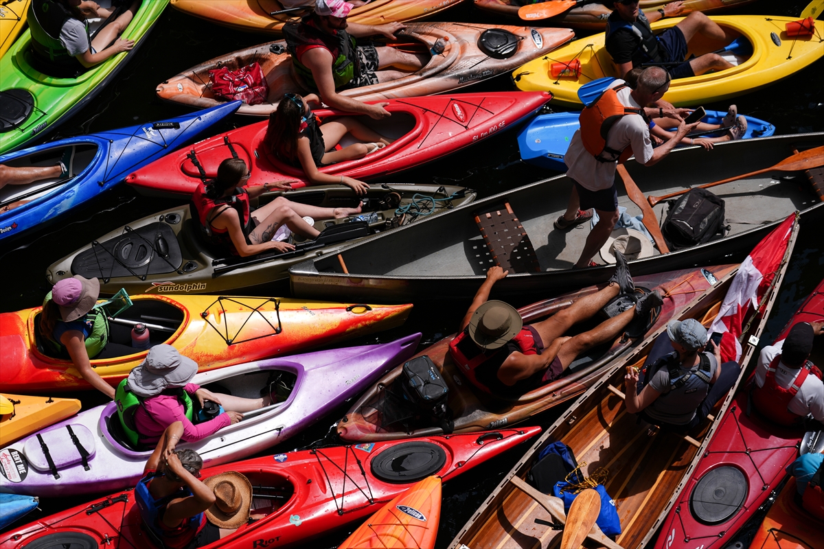 Kanada’da yüzlerce kanocu tarihi kanal kilidinde bir araya geldi