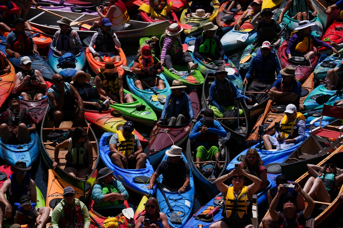 Kanada’da yüzlerce kanocu tarihi kanal kilidinde bir araya geldi