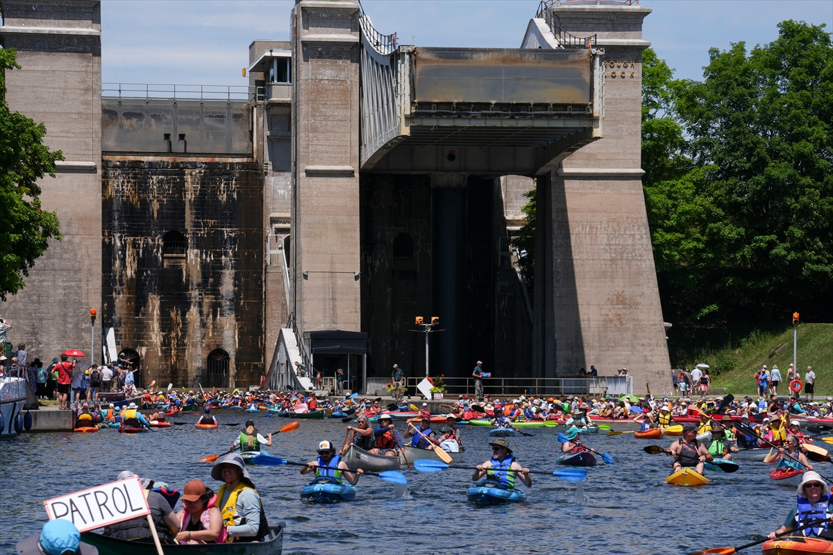 Kanada’da yüzlerce kanocu tarihi kanal kilidinde bir araya geldi