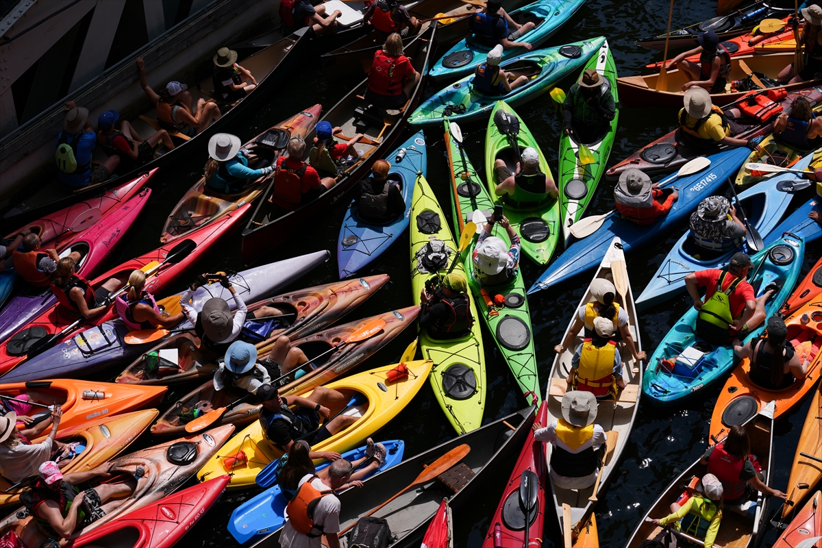 Kanada’da yüzlerce kanocu tarihi kanal kilidinde bir araya geldi