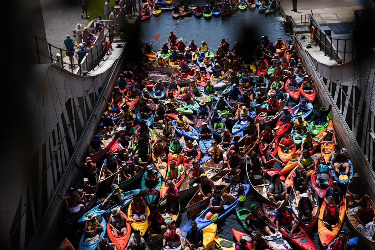 Kanada’da yüzlerce kanocu tarihi kanal kilidinde bir araya geldi