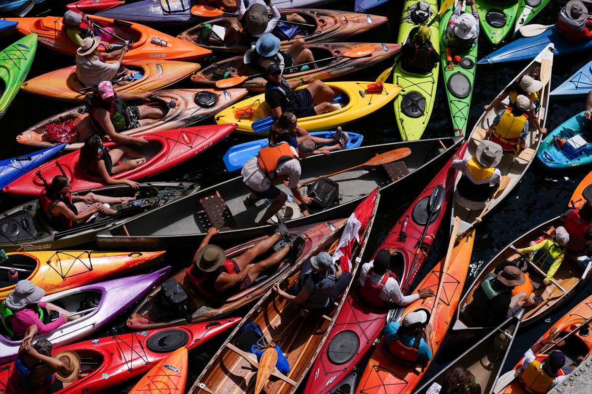 Kanada’da yüzlerce kanocu tarihi kanal kilidinde bir araya geldi