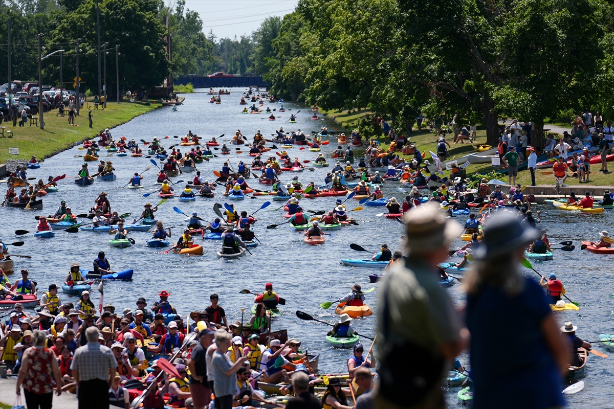 Kanada’da yüzlerce kanocu tarihi kanal kilidinde bir araya geldi