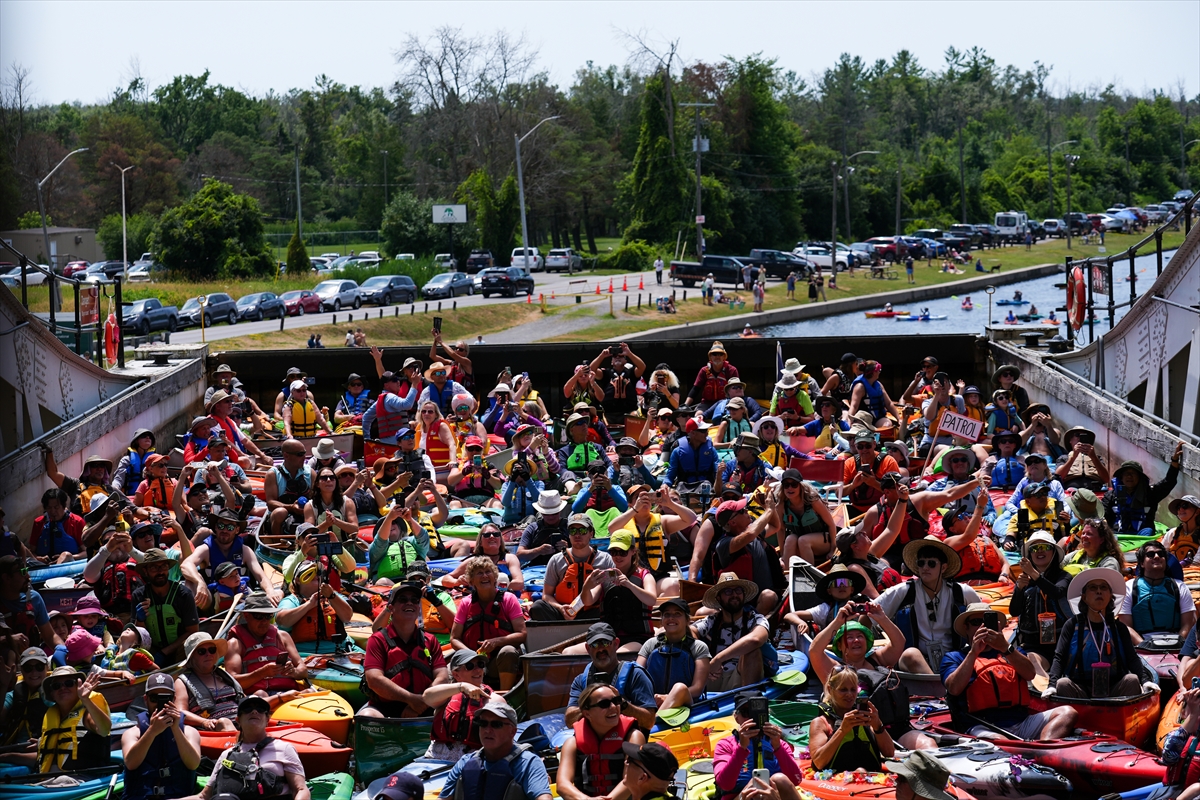 Kanada’da yüzlerce kanocu tarihi kanal kilidinde bir araya geldi