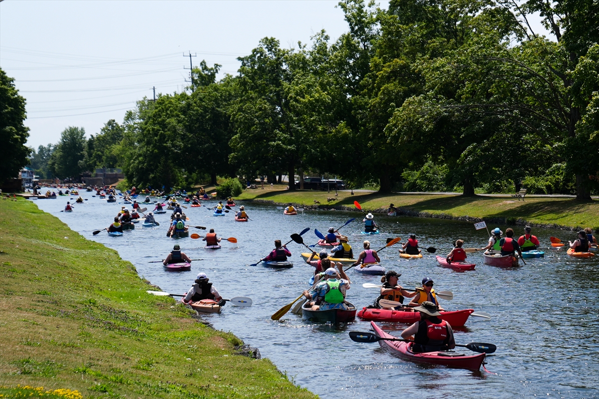 Kanada’da yüzlerce kanocu tarihi kanal kilidinde bir araya geldi
