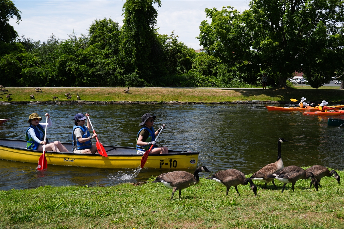 Kanada’da yüzlerce kanocu tarihi kanal kilidinde bir araya geldi