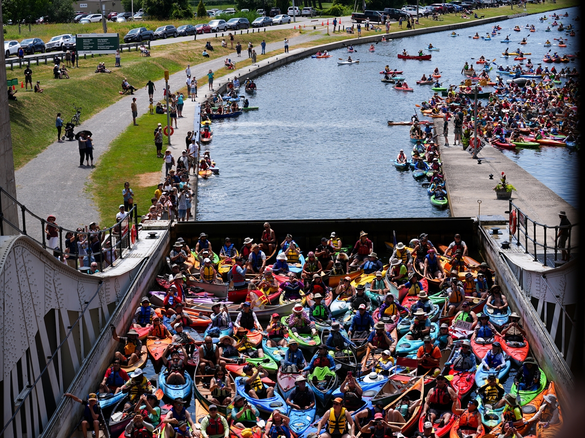 Kanada’da yüzlerce kanocu tarihi kanal kilidinde bir araya geldi