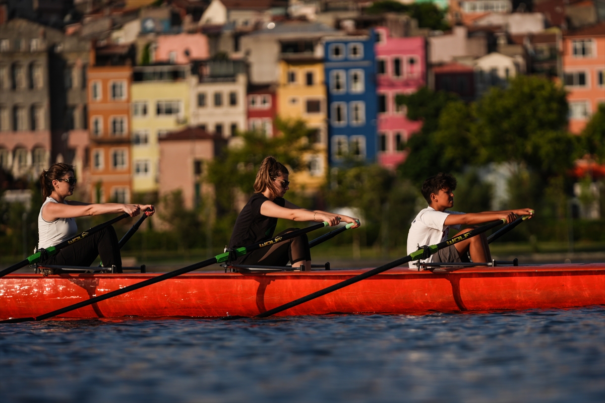 İstanbul’un kalbi Haliç'te kürek zamanı