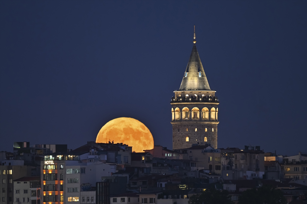 İstanbul'da muhteşem dolunay manzaraları görüntülendi