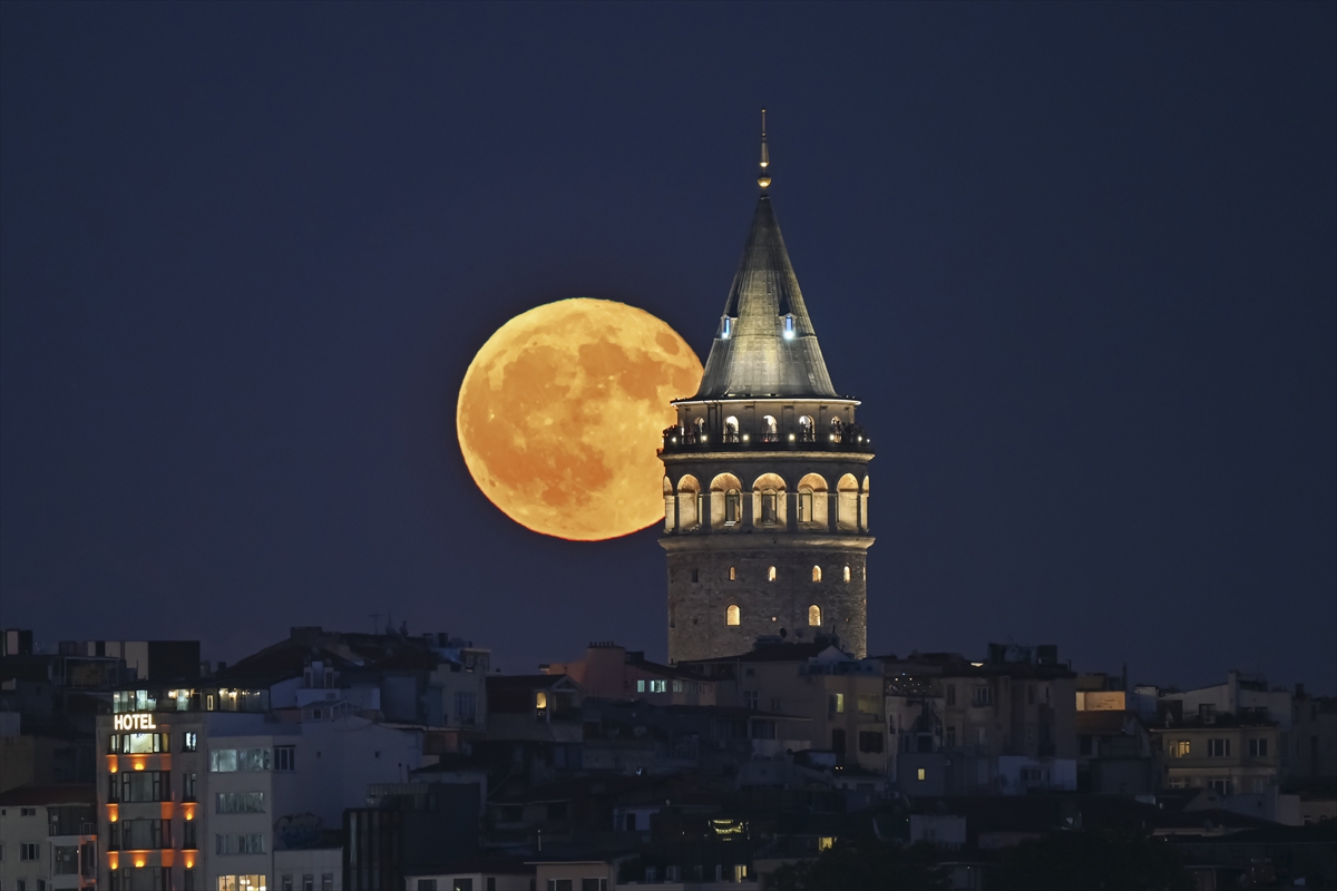 İstanbul'da muhteşem dolunay manzaraları görüntülendi