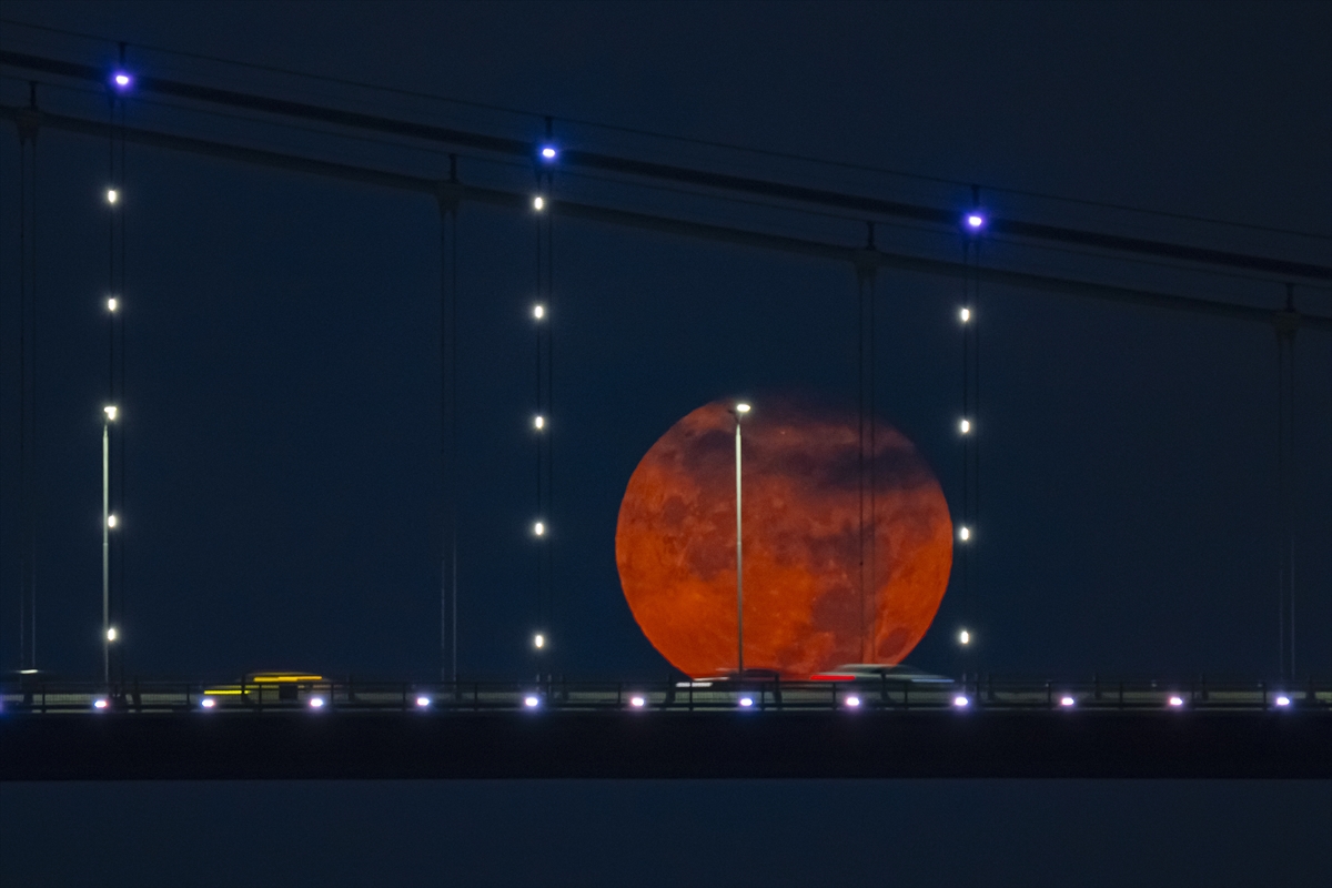 İstanbul'da muhteşem dolunay manzaraları görüntülendi