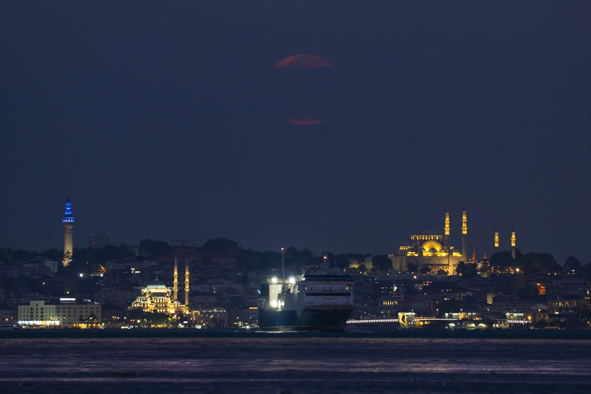 İstanbul'da muhteşem dolunay manzaraları görüntülendi