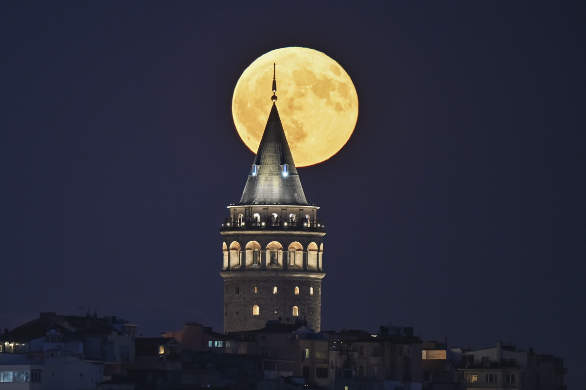 İstanbul'da muhteşem dolunay manzaraları görüntülendi