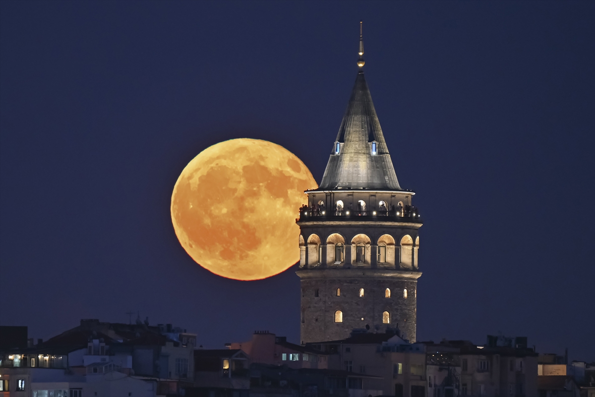 İstanbul'da muhteşem dolunay manzaraları görüntülendi