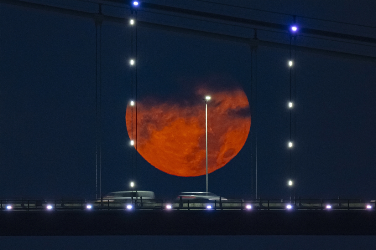 İstanbul'da muhteşem dolunay manzaraları görüntülendi