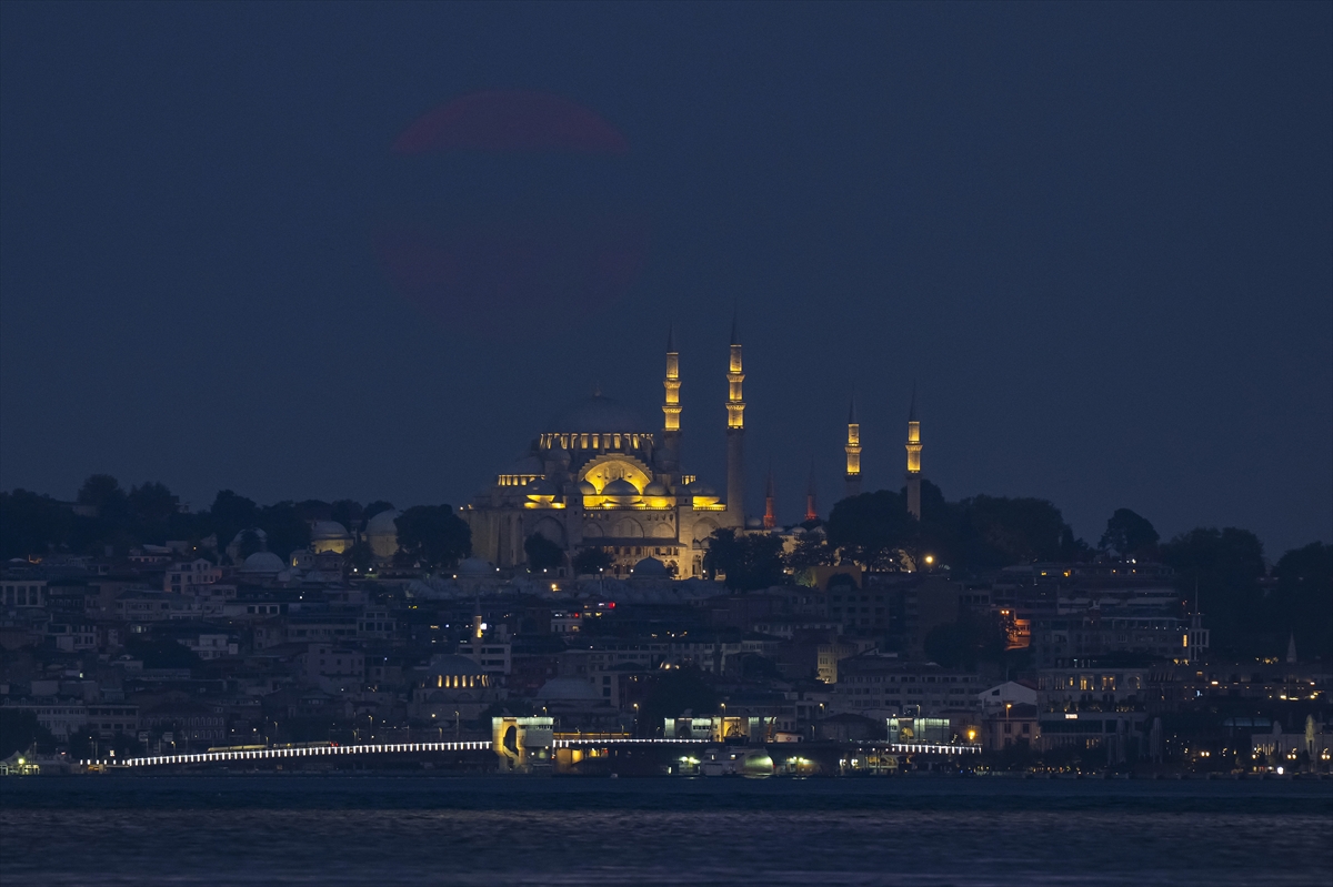 İstanbul'da muhteşem dolunay manzaraları görüntülendi