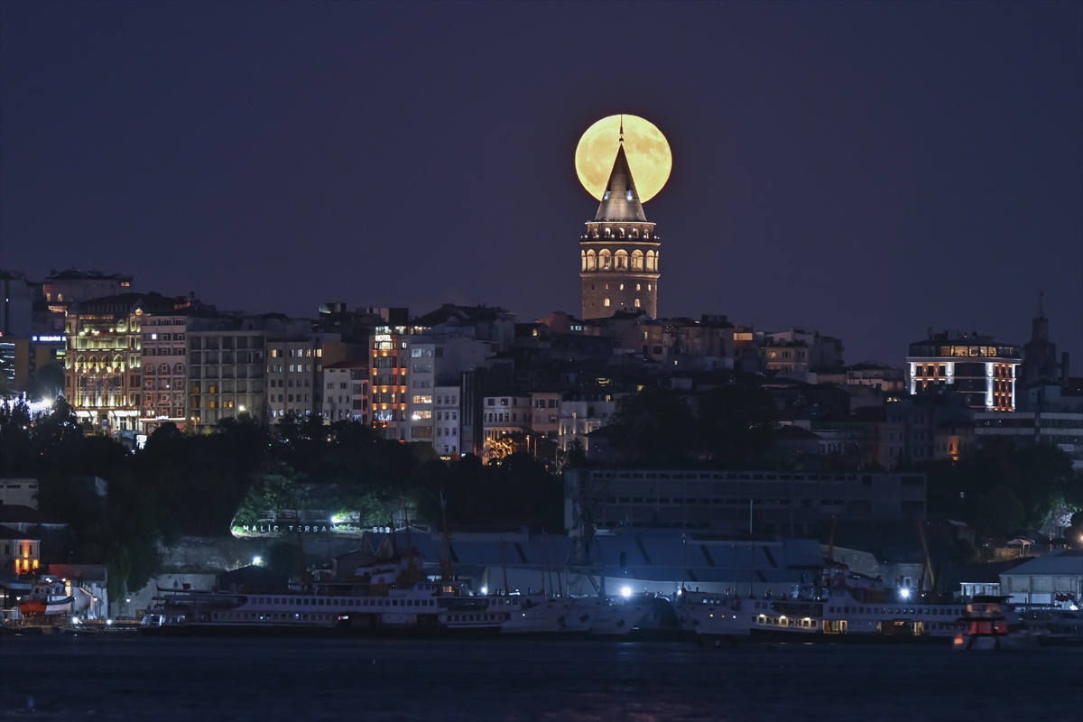 İstanbul'da muhteşem dolunay manzaraları görüntülendi