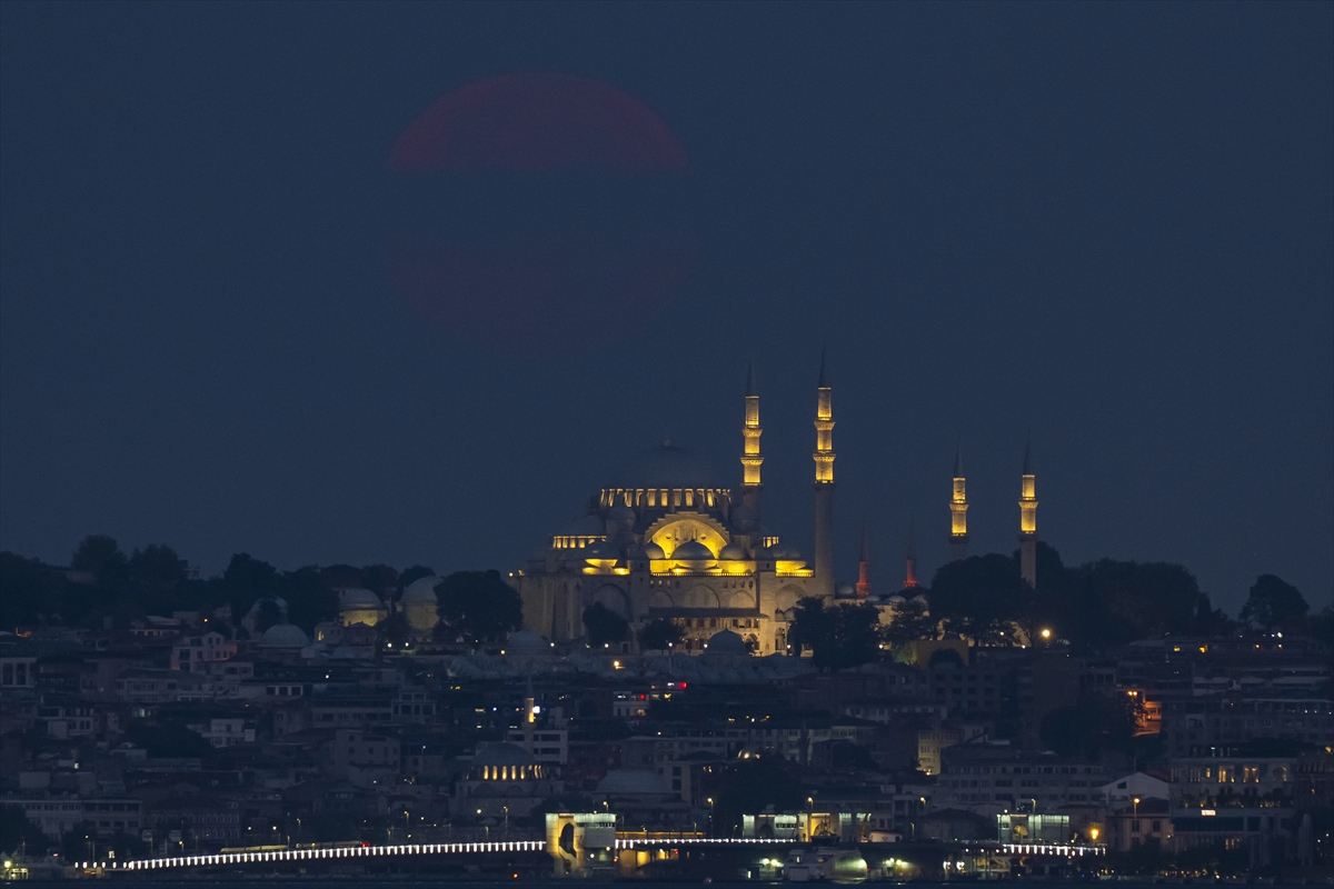 İstanbul'da muhteşem dolunay manzaraları görüntülendi