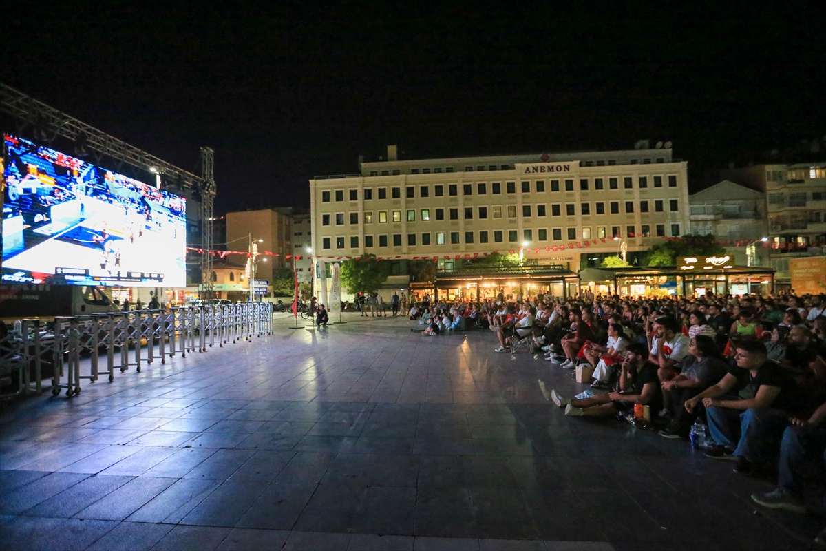 Türkiye ve Almanya karşılaşmasına vatandaşlardan yoğun ilgi
