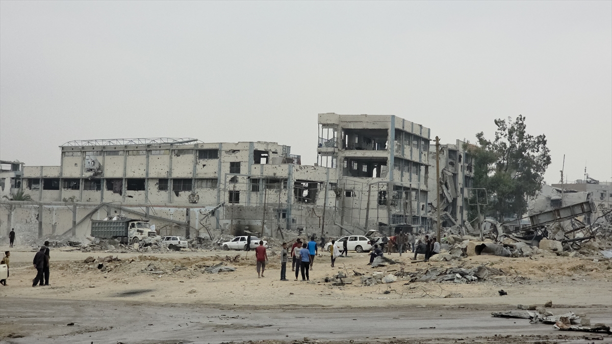 Gazze'de yıkım devam ediyor: Beni Suheyla'da siviller enkazda umut arıyor