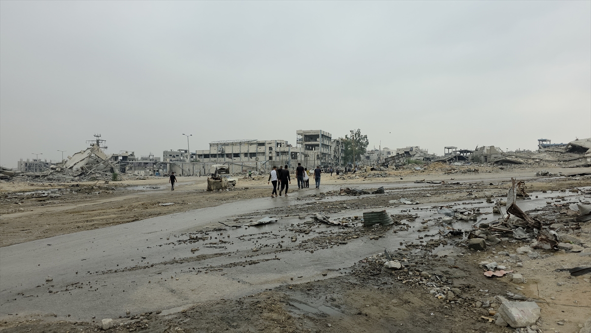 Gazze'de yıkım devam ediyor: Beni Suheyla'da siviller enkazda umut arıyor