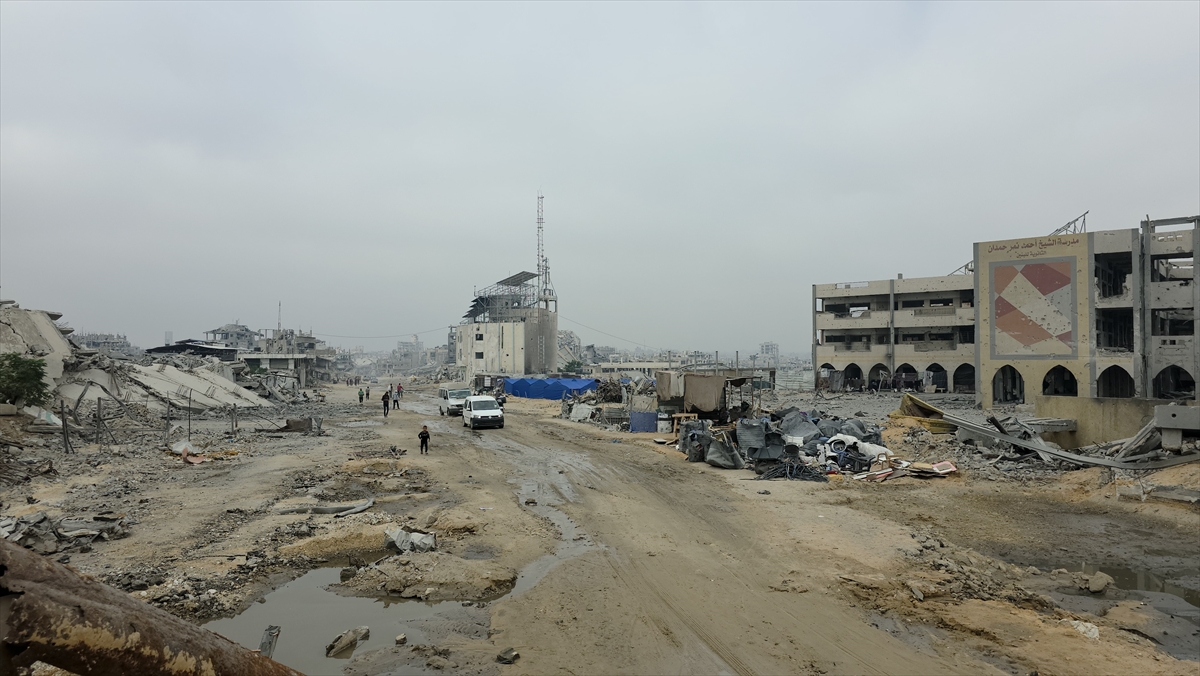 Gazze'de yıkım devam ediyor: Beni Suheyla'da siviller enkazda umut arıyor