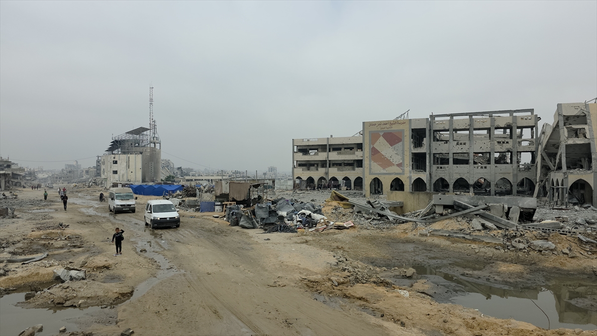 Gazze'de yıkım devam ediyor: Beni Suheyla'da siviller enkazda umut arıyor