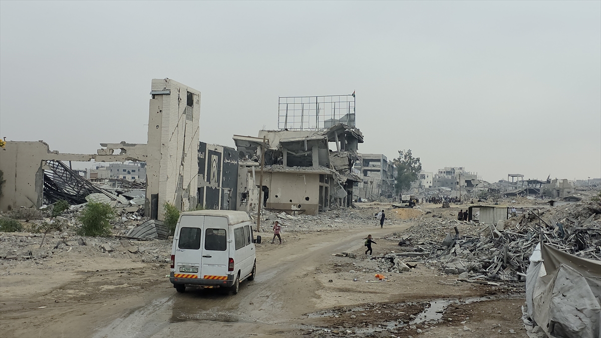 Gazze'de yıkım devam ediyor: Beni Suheyla'da siviller enkazda umut arıyor