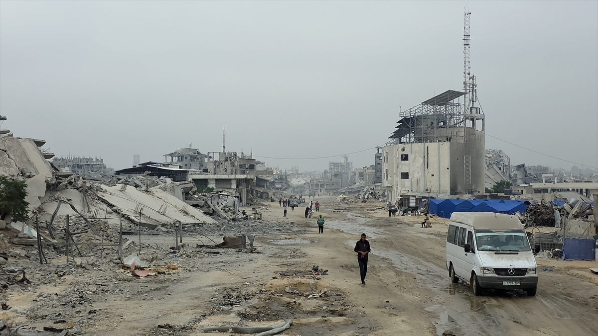 Gazze'de yıkım devam ediyor: Beni Suheyla'da siviller enkazda umut arıyor