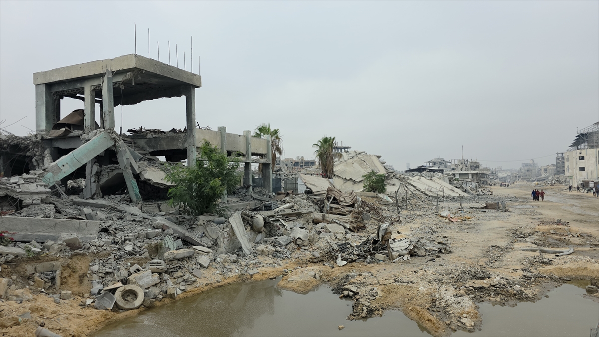 Gazze'de yıkım devam ediyor: Beni Suheyla'da siviller enkazda umut arıyor