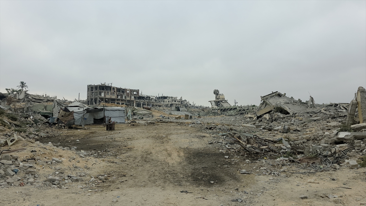 Gazze'de yıkım devam ediyor: Beni Suheyla'da siviller enkazda umut arıyor