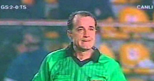 Baskılara dayanamayıp görevini bırakan hakemler