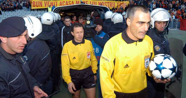 Baskılara dayanamayıp görevini bırakan hakemler