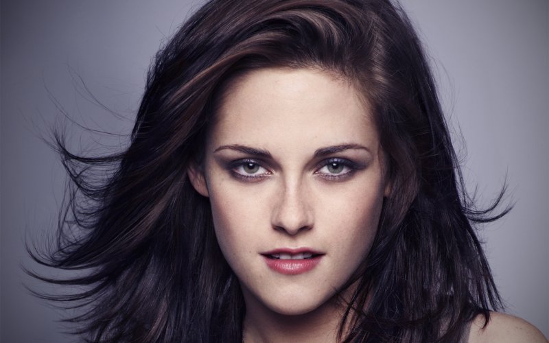 Kristen Stewart asistanıyla aşk yaşıyor