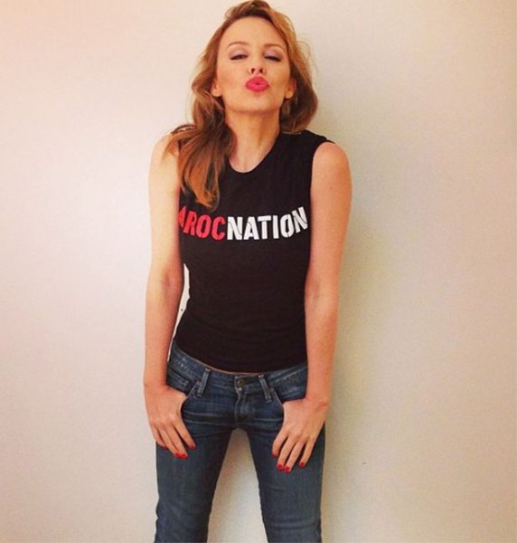 Kylie Minogue muhteşem fiziği ile herkesi şaşırttı