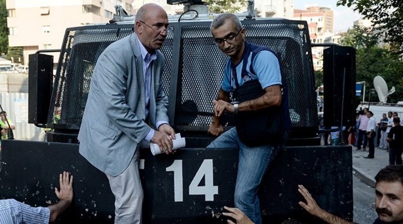 CHP'li Mahmut Tanal TOMA'nın üzerine çıktı